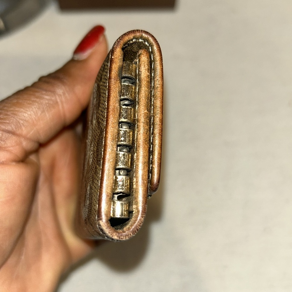 Gucci GG Monogram 6 Ring Key Case, missing 2 hooks with box - Picture 4 of 13